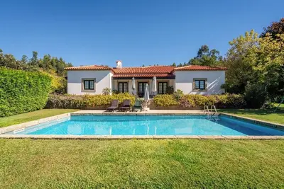 Image de HostWise - Countryside House | Pool and Tennis Court