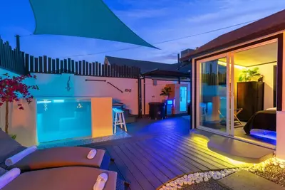 Luxury Downtown Home With Spa