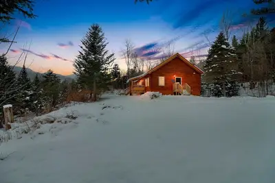 Image de New! Modern Log Cabin with Skiing & Work-Friendly Setup