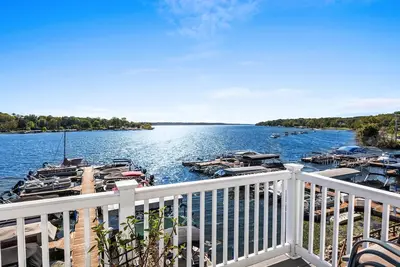 Image de Spacious Condo with Prime Lake Views