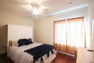 Image de Cozy Apartment 2 miles to Iu