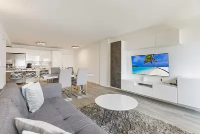 Image de Amazing 1-bedroom apartment in sunny Isles walk to the Beach.