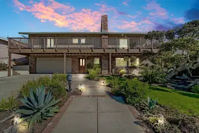 Image de 4-Br house, Walk to Beach, 2 Living Rooms, Full Kitchen + Additional Kitchenette