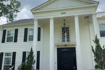 Image de Local landmark 4-bedroom estate with WiFi, Ac on large farm in Forest, Ms