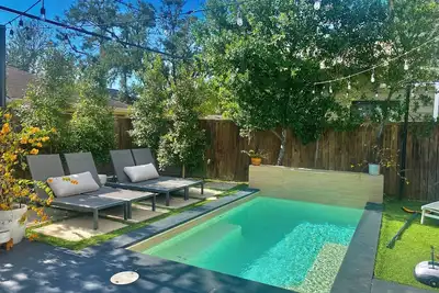 Image de Eco-friendly oasis with a pool