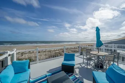 Image de Spectacular Ocean Views, Beach Front Home