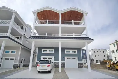 Image de Brand New for 2025 Summer Season! Sleeps 18 and within walking distance to downtown Sea Isle City!