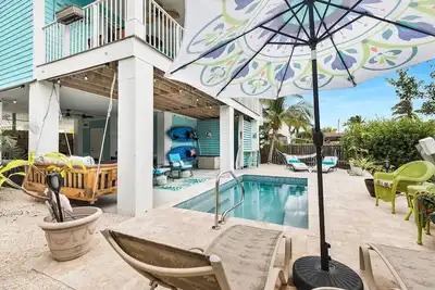 Image de Good Times & Tan Lines - 3 Bedroom Beautiful Pool Home with boating access