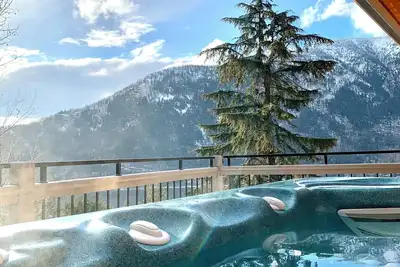Image de New Modern Mountain Haven | Luxe View, Sauna, Hot Tub & Fireplace