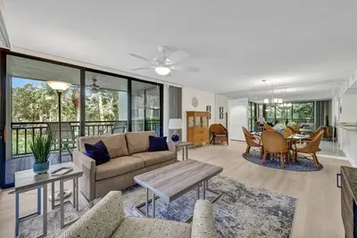 Image de Stunning Condo w/ Private Beach Access, Restaurants & Shops