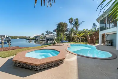 Image de Beach Therapy | Gorgeous 3-Bedroom Beach House w Pool & Spa