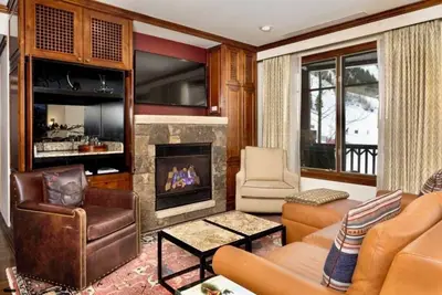 Image de 3-bedroom ski in/out Aspen condo with concierge, pool, hot tub and restaurant!