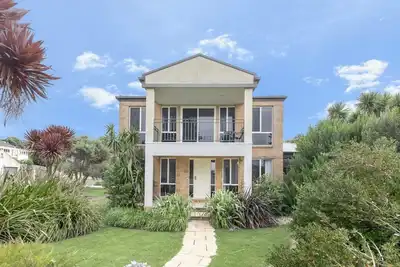 Image de 4 Br house near beach sleeps 9