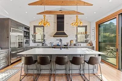 Image de A Topanga 5 Bedroom Estate with sweeping views of lovely Topanga Canyon