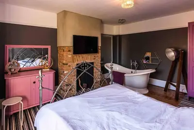 Image de Charming 400-Year-Old Flint Cottage in Broadstairs\n\n