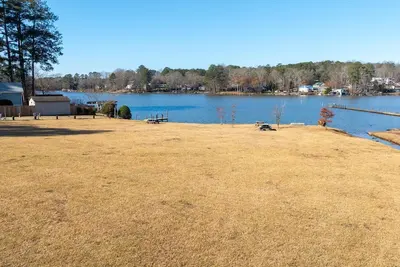 Image de New Listing! Lake Views - Rustic Cabin Experience in Snellville - Community Pool and Lake Access