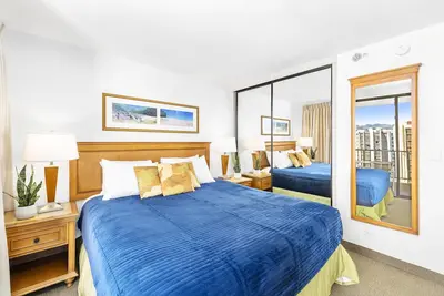 Image de 23rd Fl Waikiki Sunset 1br Condo | King Bed | Parking | Pool