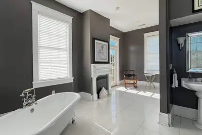 Image de Elegant Upper Unit in Historic Savannah