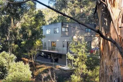 Image de \"The Tree House Hobart\" -10kms to Cbd-Sleeps 8.