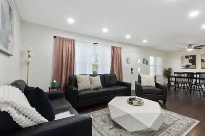 Image de New Spacious Home_Centrally Located