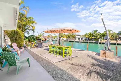 Image de Seabreeze Cove, Waterfront Gem, 38 foot Dock, Cabana Club