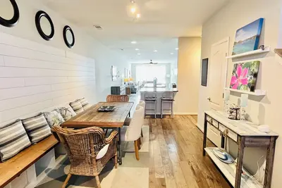Image de Beautiful townhome with community pool, shuttle to Bethany, and more!