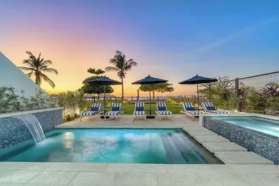 Image de Beachfront Luxe | Breakfast & Housekeeper Included
