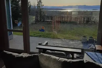 Image de Family-Friendly Home with Lake Views, Playroom & Garden, Near Glaciers