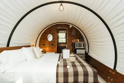 Image de Family-Friendly Ranch Stay in Covered Wagon | Trails & Animals- Prairie Home Conestoga Wagon