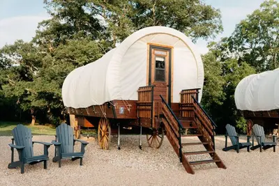 Image de Family-Friendly Ranch Stay in Covered Wagon | Trails & Animals