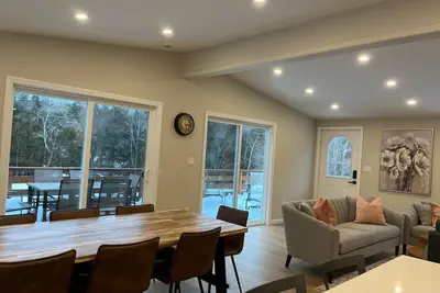 Image de Secluded All new 6 Bedroom Retreat  With Game Room & Playground