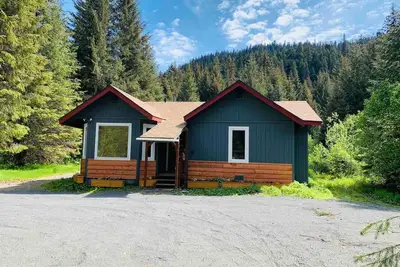 Image de Woodland Retreat - Forested Home Outside City Limits Sleeps 7