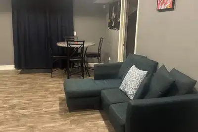 Image de Upgraded 3 Bedroom Basement with Movie Theater