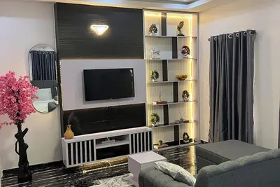 Image de Serene environment perfect for a pri8 short or long stay. Beach, bar n mall nearby