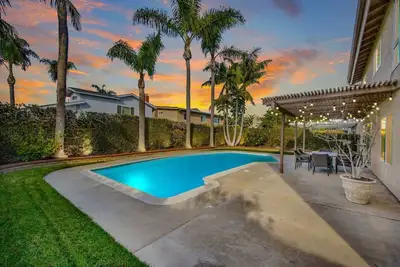 Image de New Home | Pool | Central | Minutes To Beach