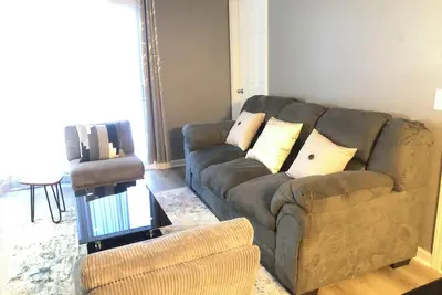 Image de 2 Br 2 Ba Cozy Retreat Near Everything