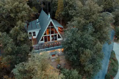 Image de Luxury A Frame in beautiful Bass Lake w/ boat slip, game room, pets ok