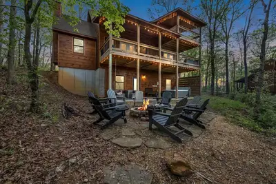 Image de Large Family Getaway Cabin w/Hot Tub + Game Room - Minutes to Blue Ridge