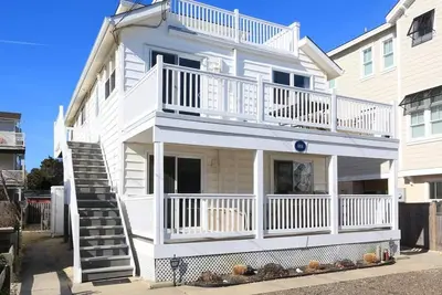 Image de Beach Block home steps to the beach and has great top floor deck featuring stunning beach views