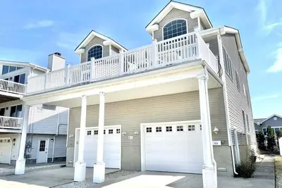 Image de Pets Accepted! Delightful 4 bedroom located 2 blocks from the beach!