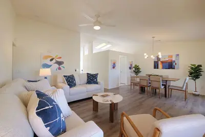 Image de Stylish, Charming & Centrally Located Indio Home