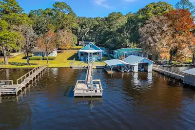 Image de Visit Beautiful Dockside! The perfect getaway for relaxation and adventure,