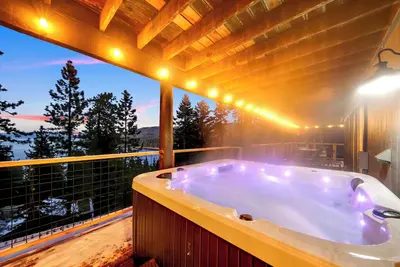 Image de Heavenly lakeview home with hot tub and large kitchen Luxe42