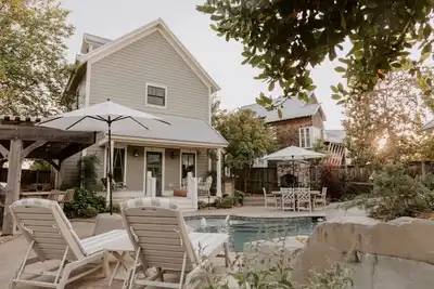 Image de Beck's Bungalow Private Pool & Hot Tub | Carlton Landing Guest Favorite