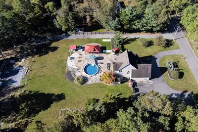 Image de ClubDivot - A Modern Farm Style Home with Pool and Backyard Bar