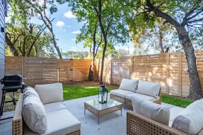 Image de Downtown Modern Retreat: Steps from Everything