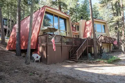 Image de Retraite Spacieuse en Montagne avec 5 Chambres Confort Moderne & Charme Rustique