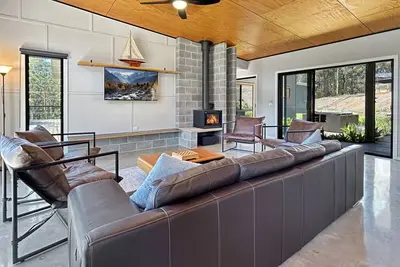 Image de 4-Bed Coastal Retreat with Fireplace, and Bbq Area