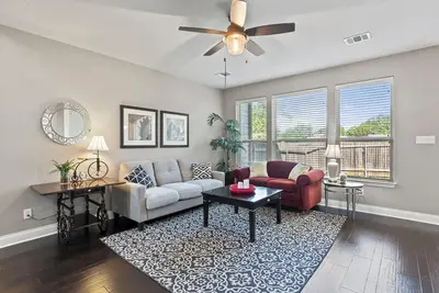 Image de Single Story｜Cozy 3b｜Garage & Parking Spot｜Pet-Friendly｜Fenced Backyard #42126