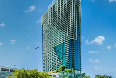 Image de Studio with Stunning Views Balcony Access!